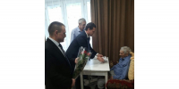 Вручение юбилейной медали от имени Президента Александру Гармонщикову, участнику Великой Отечественной войны. - Шемуршинский район
